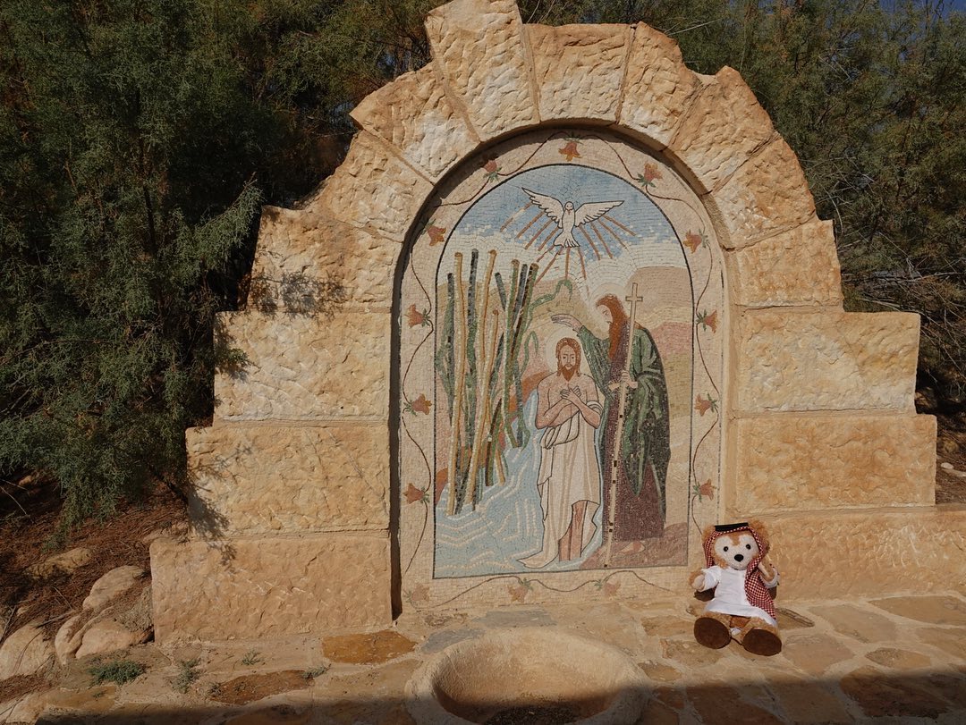 當地的紀念碑，所繪圖案是聖經中耶穌受洗的描述，見於馬太福音第三章。（圖／翻攝自FB@Journeys with Duffy）